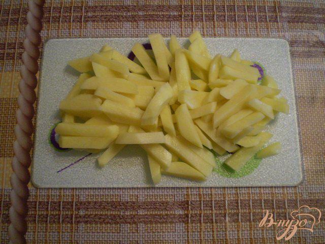 Фото приготовление рецепта: Картофель с яично-сметанной заливкой в мультиварке шаг №2