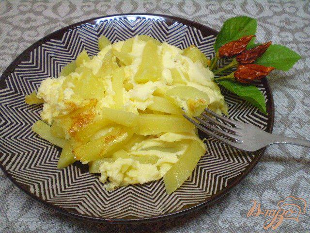 Фото приготовление рецепта: Картофель с яично-сметанной заливкой в мультиварке шаг №7