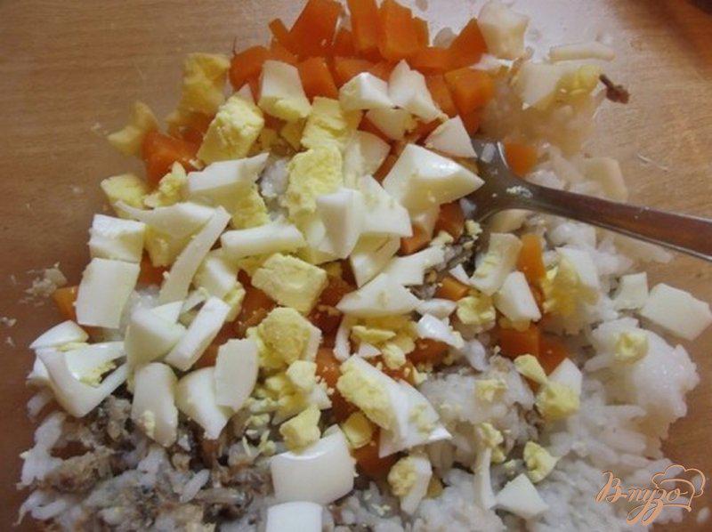 Фото приготовление рецепта: Рыбный салат с рисом шаг №4