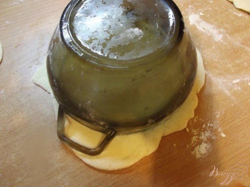 Фото приготовление рецепта: Пресные лепешки с сыром шаг №3