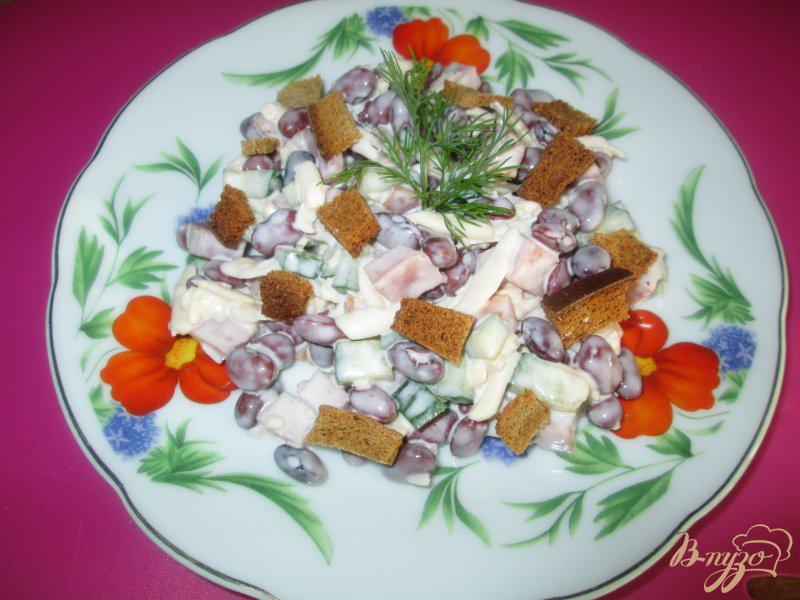 Фото приготовление рецепта: Салат с фасолью и сухариками шаг №7