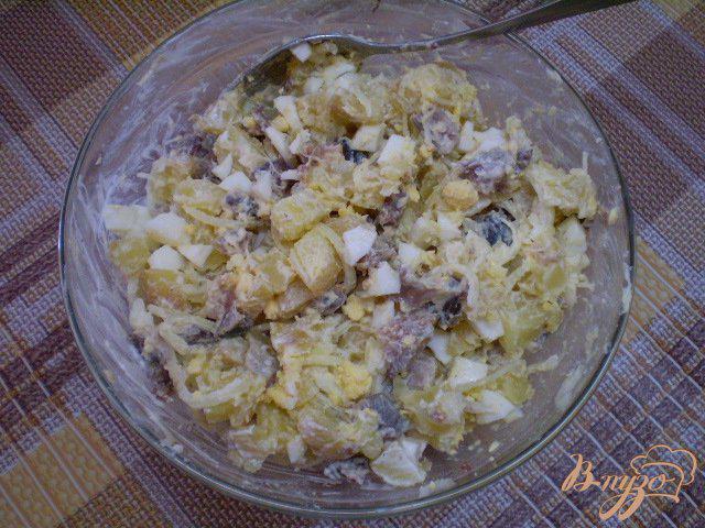 Фото приготовление рецепта: Картофельный салат с копченой иваси шаг №7