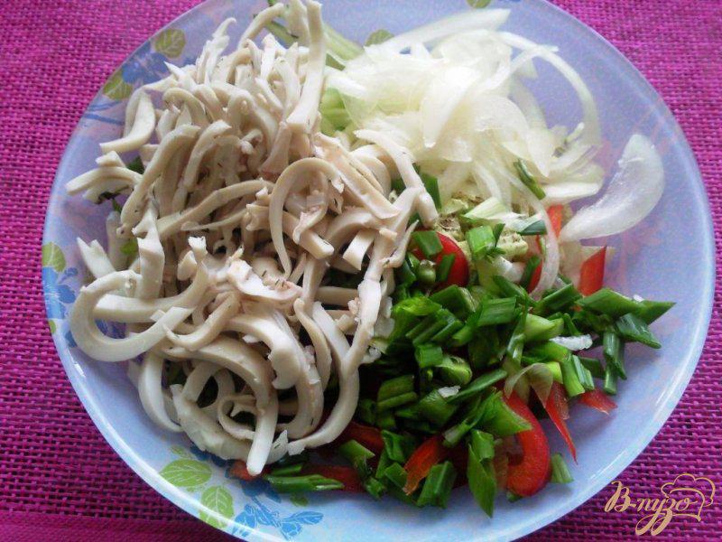 Фото приготовление рецепта: Овощной салат с кальмарами шаг №3
