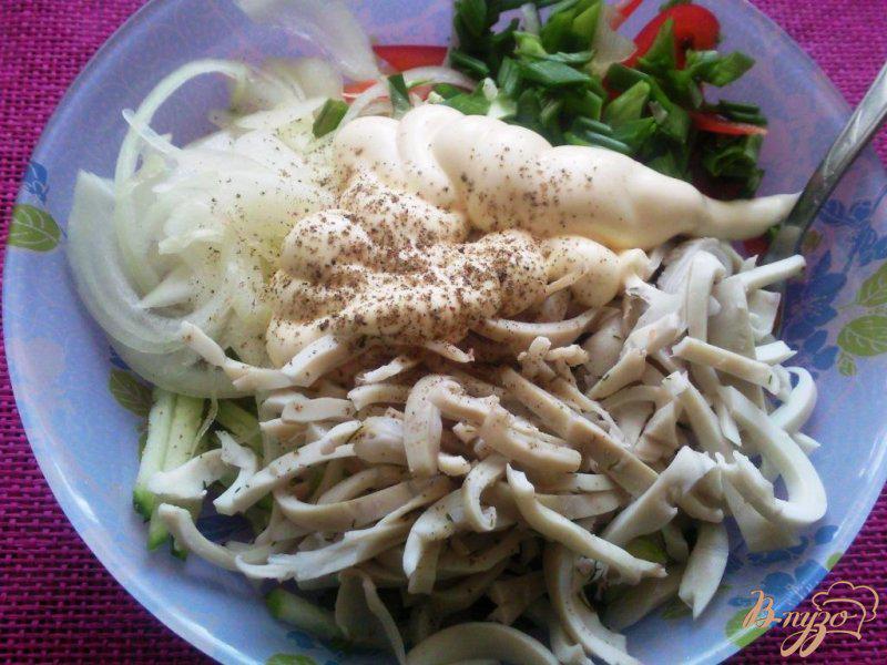 Фото приготовление рецепта: Овощной салат с кальмарами шаг №4