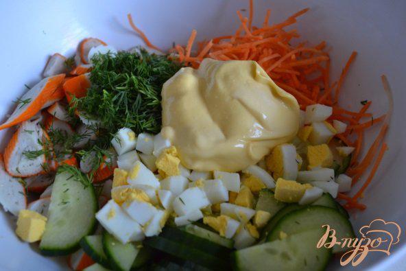 Фото приготовление рецепта: Овощной салат с крабовыми палочками шаг №4