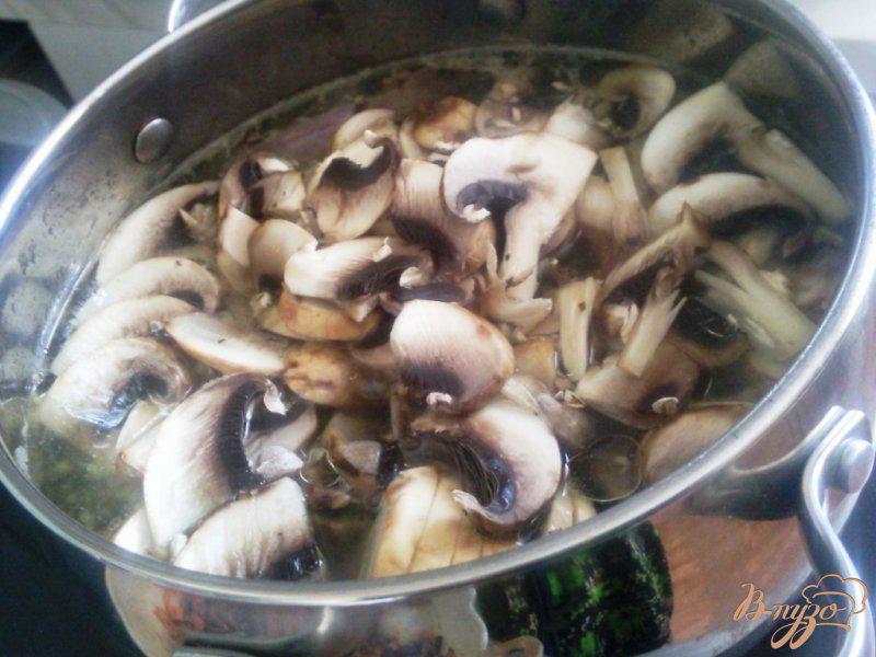 Фото приготовление рецепта: Борщ на утиных потрошках с грибами шаг №4