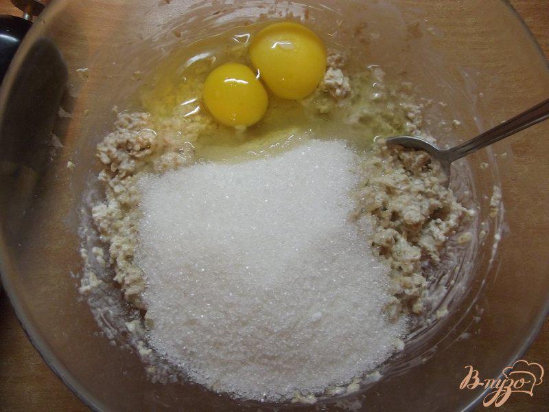 Фото приготовление рецепта: Овсяный пирог с белой черешней шаг №5