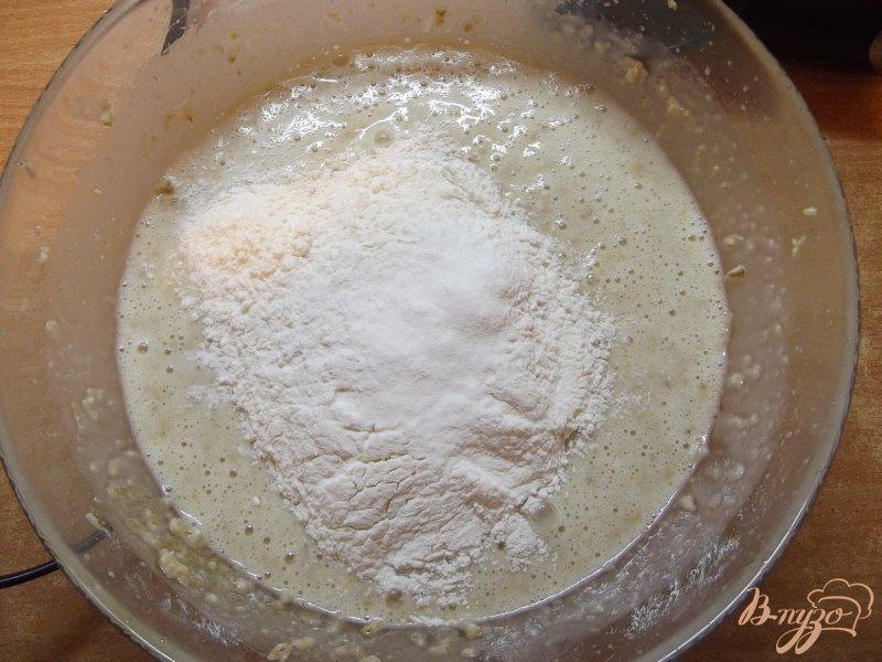 Фото приготовление рецепта: Овсяный пирог с белой черешней шаг №6