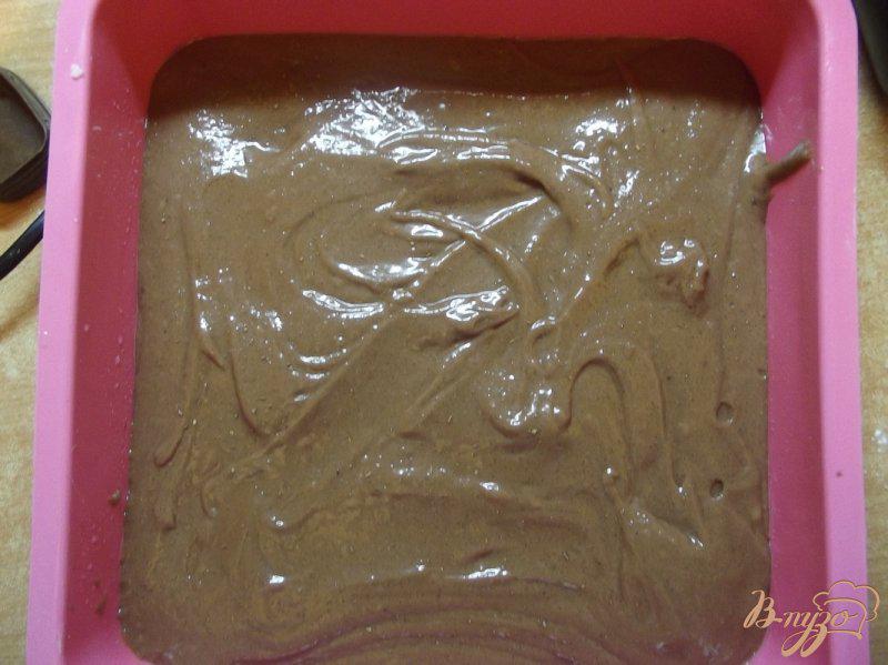 Фото приготовление рецепта: Пирог шоколадный с яблоками шаг №7