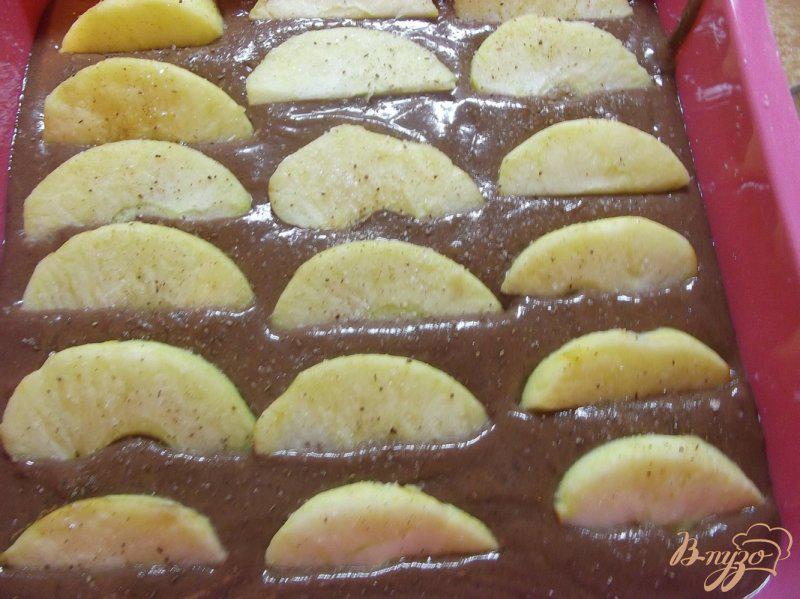 Фото приготовление рецепта: Пирог шоколадный с яблоками шаг №9