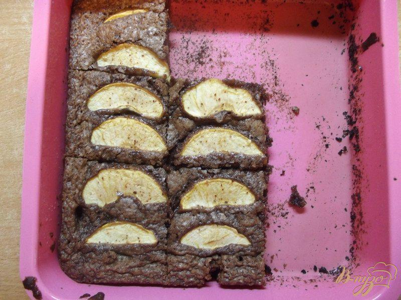 Фото приготовление рецепта: Пирог шоколадный с яблоками шаг №10