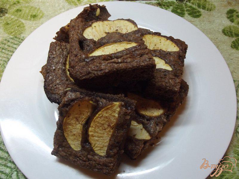 Фото приготовление рецепта: Пирог шоколадный с яблоками шаг №11