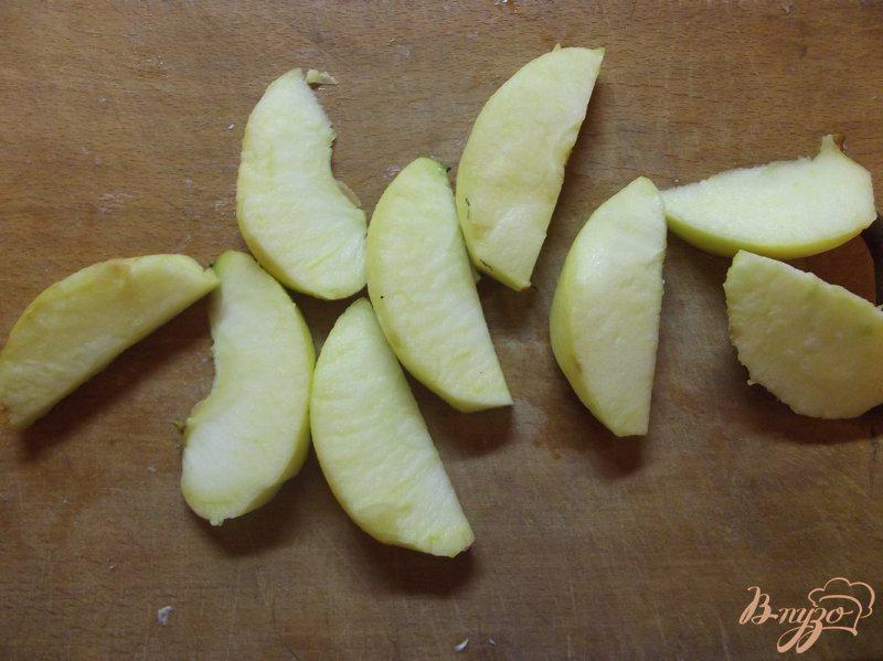 Фото приготовление рецепта: Пирог шоколадный с яблоками шаг №8