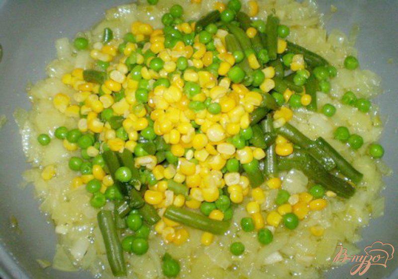 Фото приготовление рецепта: Макароны с горошком, кукурузой и стручковой фасолью шаг №3