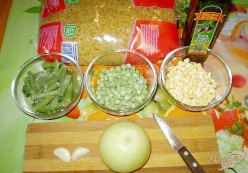 Фото приготовление рецепта: Макароны с горошком, кукурузой и стручковой фасолью шаг №1