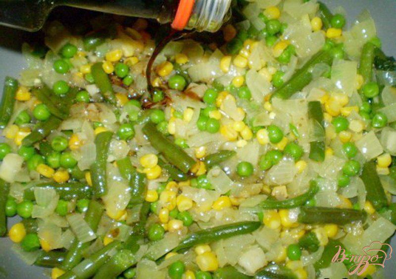 Фото приготовление рецепта: Макароны с горошком, кукурузой и стручковой фасолью шаг №4