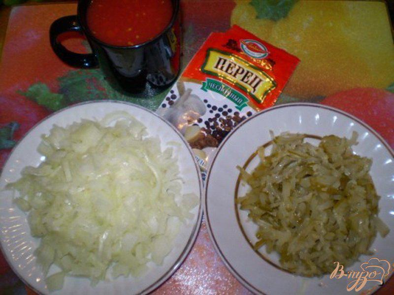 Фото приготовление рецепта: Макароны с кисло-сладким соусом из кислых огурцов и томатов шаг №1