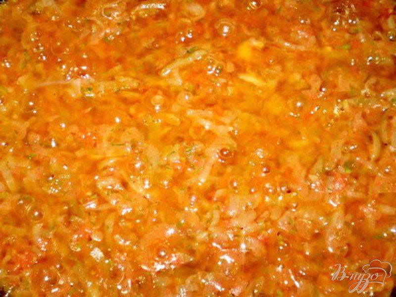Фото приготовление рецепта: Макароны с кисло-сладким соусом из кислых огурцов и томатов шаг №4