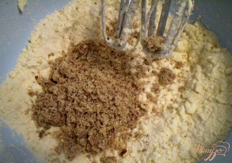 Фото приготовление рецепта: Ореховое печенье с шоколадным кремом шаг №3