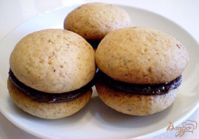 Фото приготовление рецепта: Ореховое печенье с шоколадным кремом шаг №8