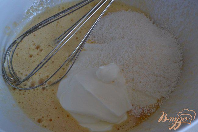 Фото приготовление рецепта: Кокосово-сметанный бисквит с ананасом шаг №2