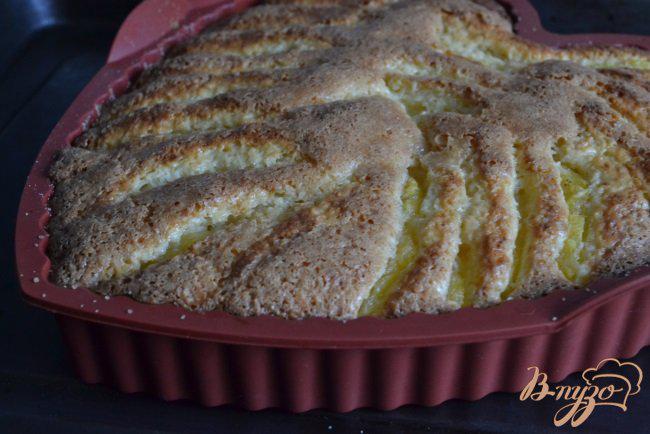 Фото приготовление рецепта: Кокосово-сметанный бисквит с ананасом шаг №7