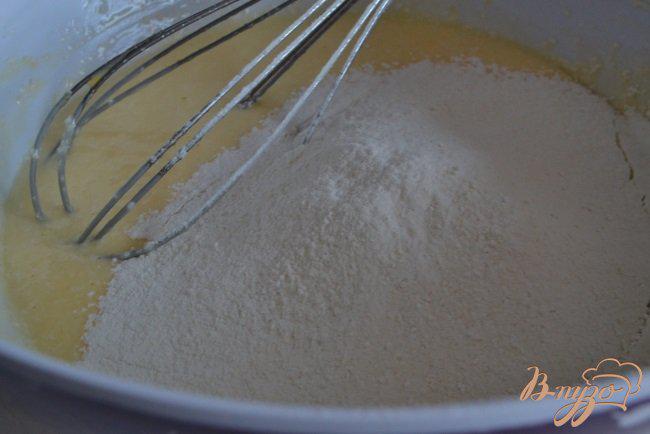 Фото приготовление рецепта: Кокосово-сметанный бисквит с ананасом шаг №3