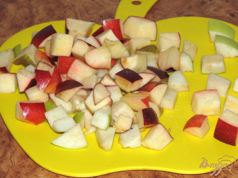 Фото приготовление рецепта: Пирог яблочный с грецкими орехами шаг №4