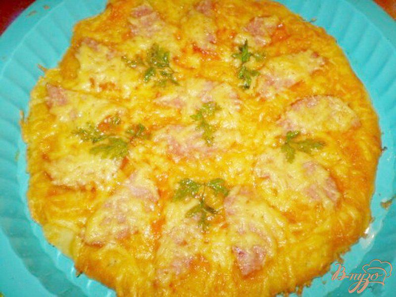 Фото приготовление рецепта: Пицца с колбасой и сыром шаг №6