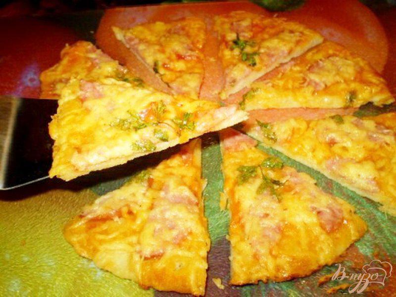 Фото приготовление рецепта: Пицца с колбасой и сыром шаг №7