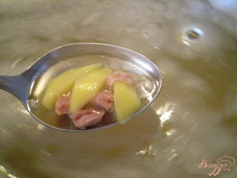 Фото приготовление рецепта: Рисовый суп на копченой ножке шаг №6