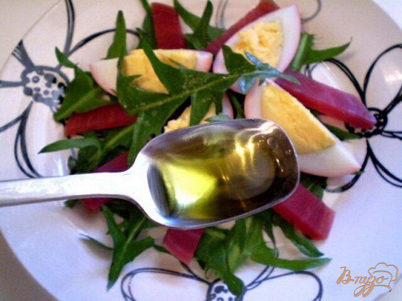 Фото приготовление рецепта: Салат из маринованных яиц, свеклы и листьев одуванчика шаг №3