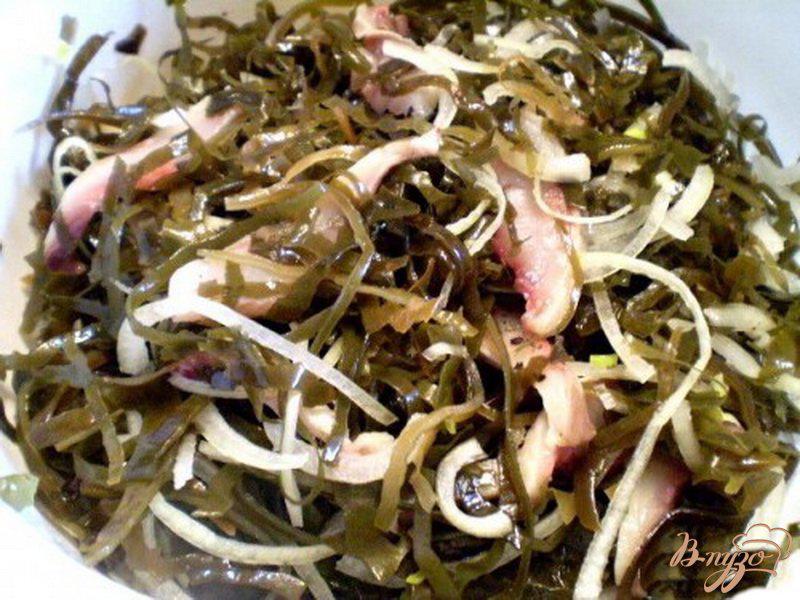Фото приготовление рецепта: Салат из морской капусты с сельдью шаг №3