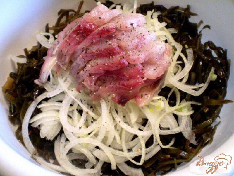 Фото приготовление рецепта: Салат из морской капусты с сельдью шаг №2