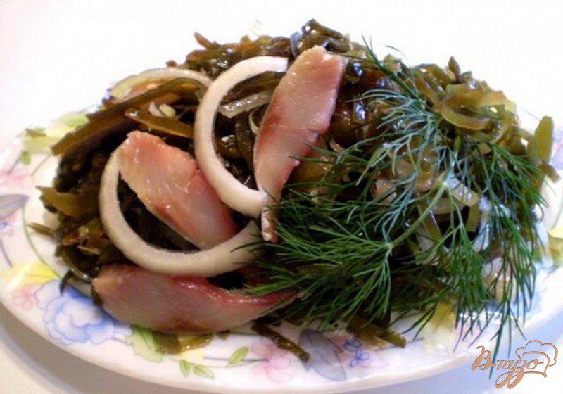 Фото приготовление рецепта: Салат из морской капусты с сельдью шаг №4