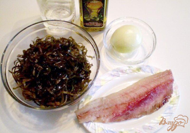 Фото приготовление рецепта: Салат из морской капусты с сельдью шаг №1