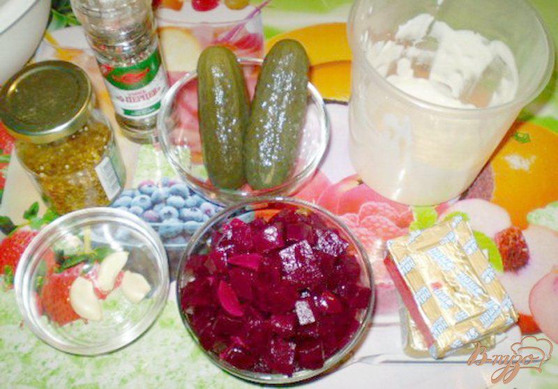 Фото приготовление рецепта: Салат из консервированной свеклы шаг №1