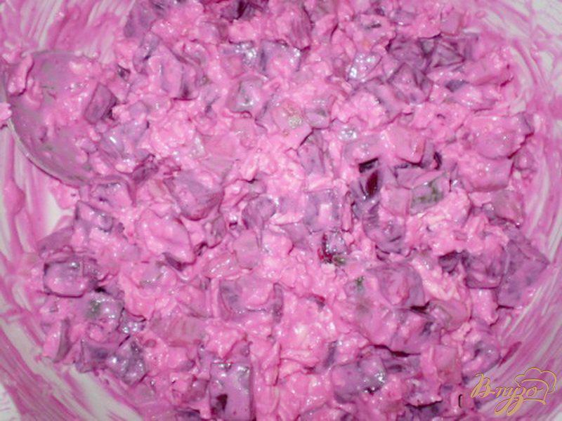Фото приготовление рецепта: Салат из консервированной свеклы шаг №3