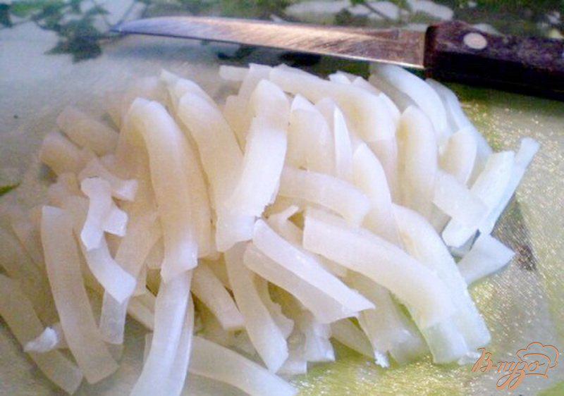 Фото приготовление рецепта: Салат из морской капусты и кальмара шаг №2