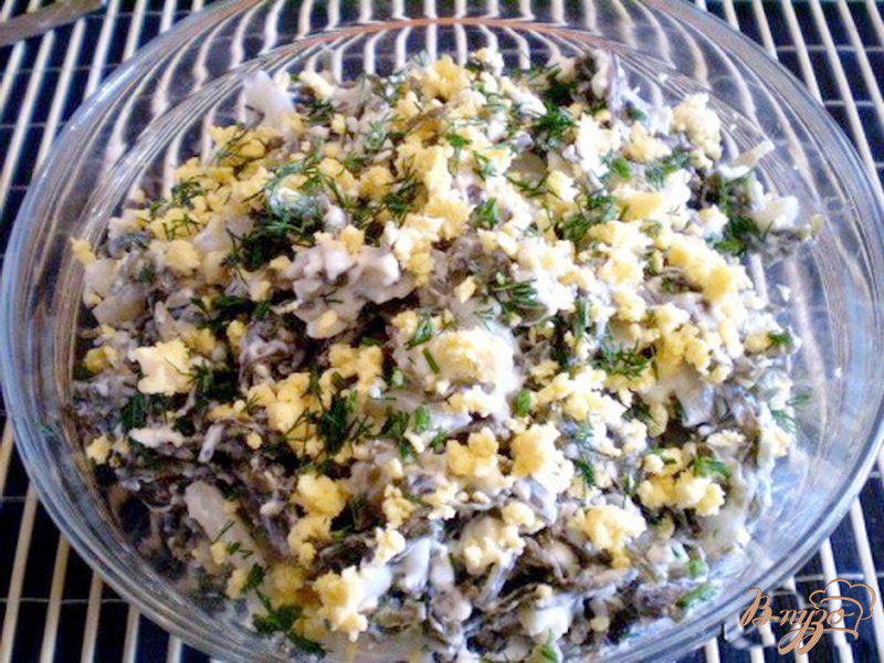 Фото приготовление рецепта: Салат из морской капусты и кальмара шаг №5