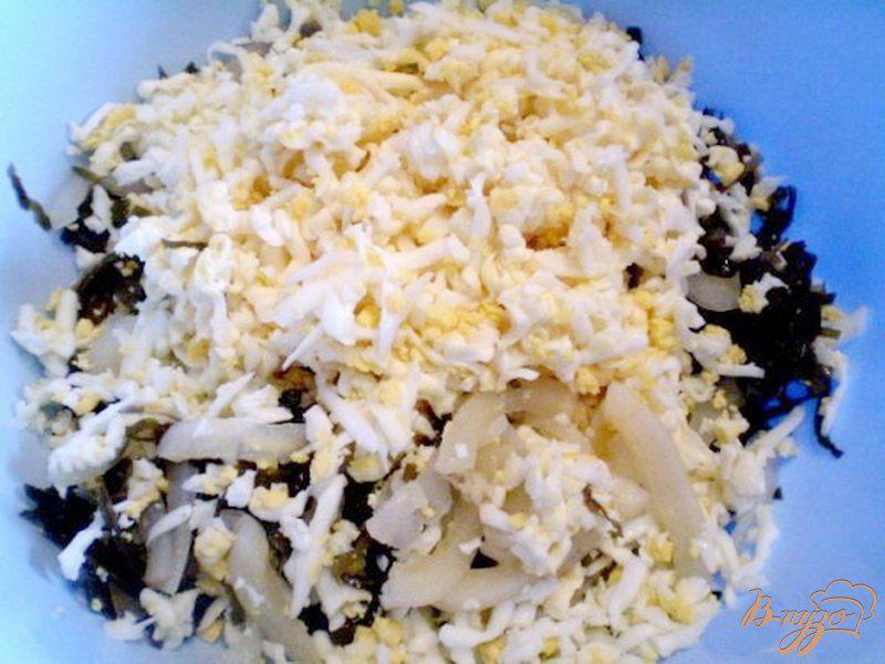 Фото приготовление рецепта: Салат из морской капусты и кальмара шаг №3