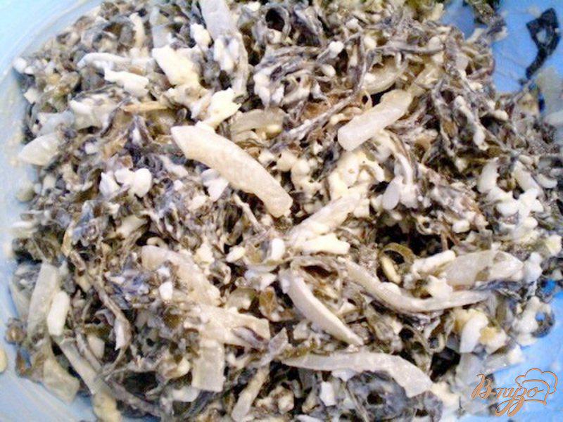 Фото приготовление рецепта: Салат из морской капусты и кальмара шаг №4
