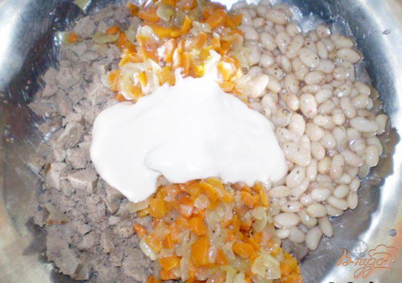 Фото приготовление рецепта: Салат из печени с фасолью шаг №4
