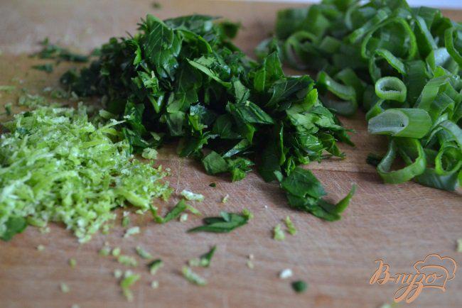 Фото приготовление рецепта: Овощной салат с нутом и зеленью шаг №3