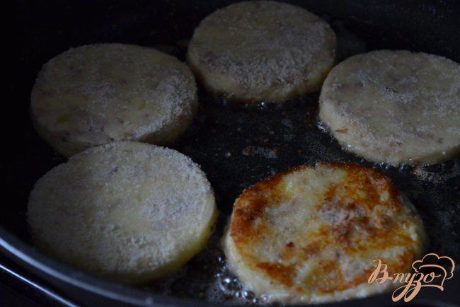 Фото приготовление рецепта: Картофельные биточки с тунцом шаг №5