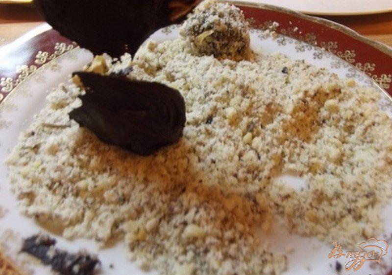 Фото приготовление рецепта: Ореховые конфеты из горького шоколада шаг №7