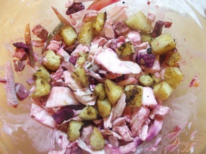 Фото приготовление рецепта: Свекольный салат с капустой и гренками шаг №9