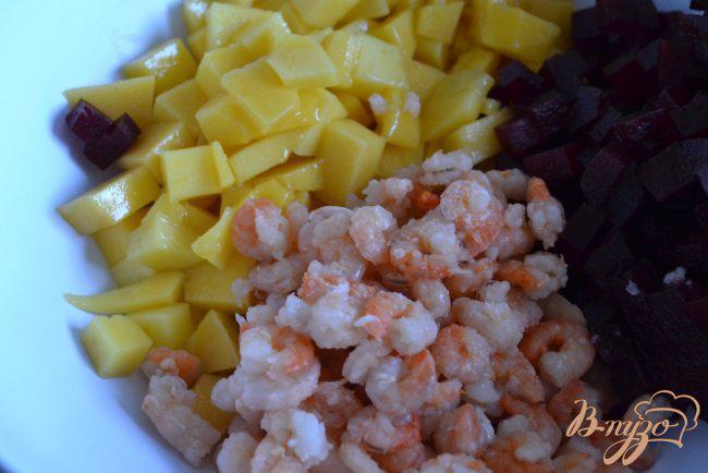 Фото приготовление рецепта: Свекольный салат с авокадо и креветками шаг №3