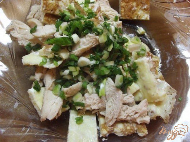 Фото приготовление рецепта: Теплый салат с омлетом и курицей шаг №6