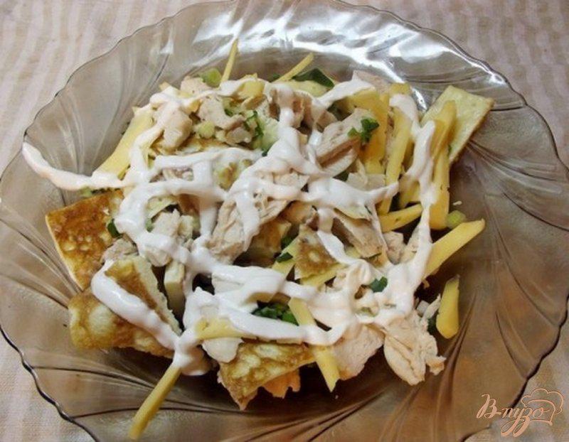 Фото приготовление рецепта: Теплый салат с омлетом и курицей шаг №8